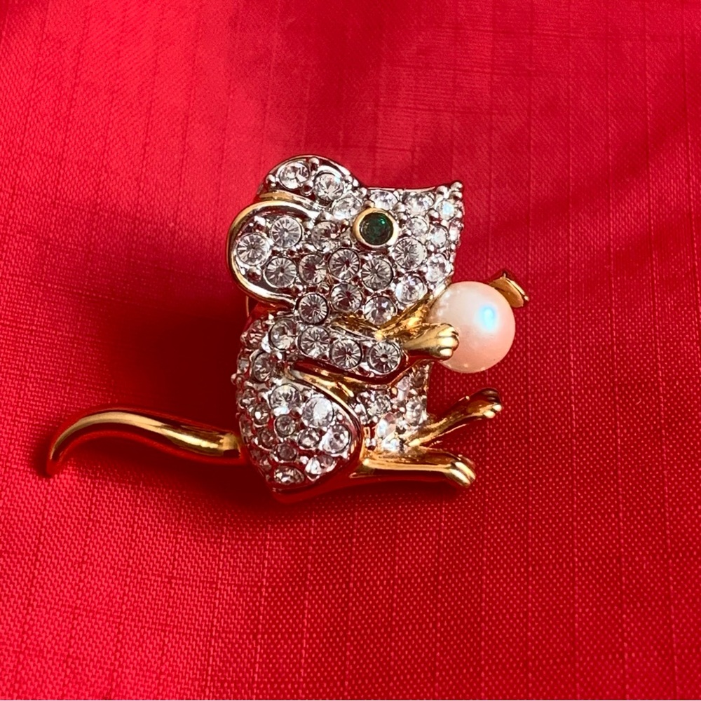 Swarovski Crystal Vintage Mouse Holding a Pearl Pin
